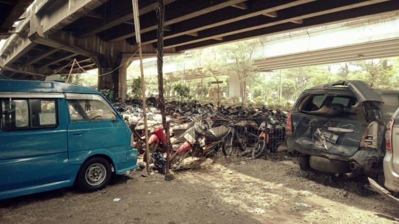 Melihat `Kuburan` Sepeda Motor di Kolong Fly Over Tanjung Barat