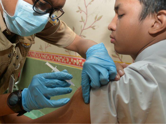 Vaksin difteri di antara KLB dan sertifikasi halal