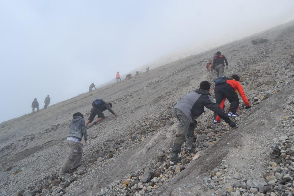 BREAKING NEWS Ini Kabar Terbaru Dua Pendaki Gunung Merapi 