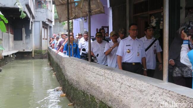 Anies Heran Aliran Kali Pulo Tertutup Rumah Warga Jatipadang