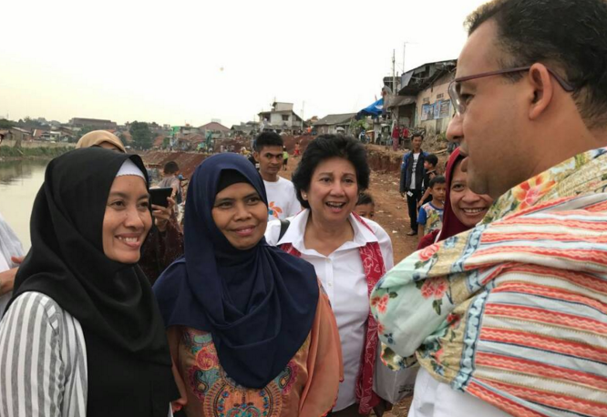 Anies Geleng-geleng Kepala Lihat Rumah Warga Caplok Bibir Kali Pulo