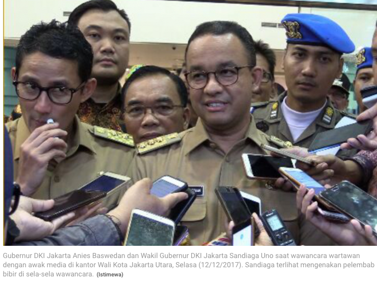 Sandiaga Pakai Pelembab Bibir Saat Dampingi Anies Wawancara
