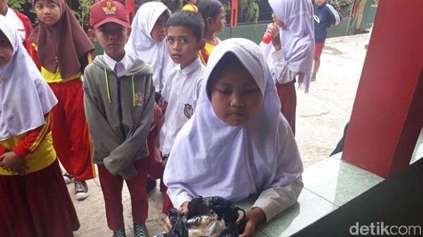 Wida, Anak SD Ini Berjualan Cimol Sambil Sekolah