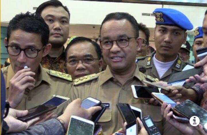 Sandiaga Pakai Pelembab Bibir Saat Dampingi Anies Wawancara