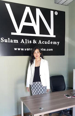 USIA 25 TAHUN WANITA MENGHASILKAN 2 RUKO dan 13 CABANG !