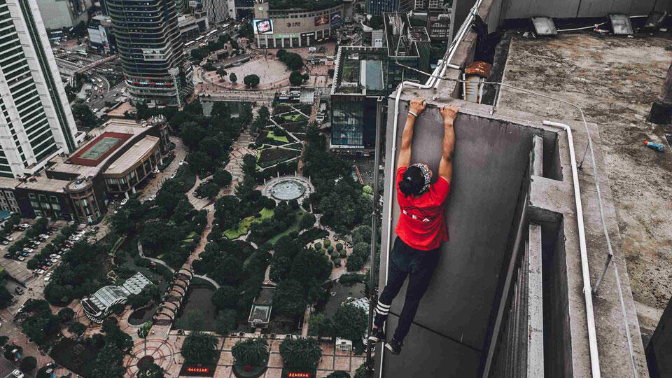 Ngeri Penggila Selfie Ekstrem ini Jatuh  dari  Gedung 