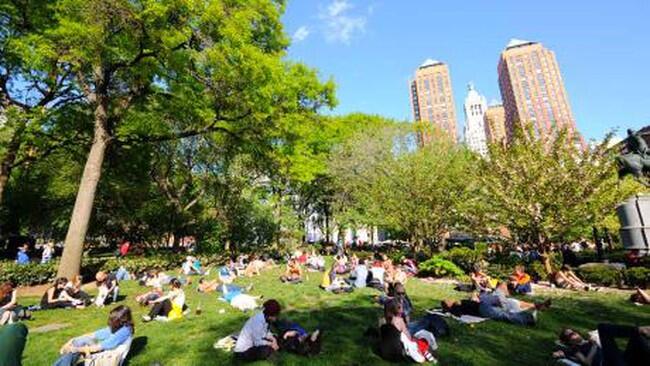 Tiru New York, Sandiaga Akan Gelar Atraksi di Trotoar DKI