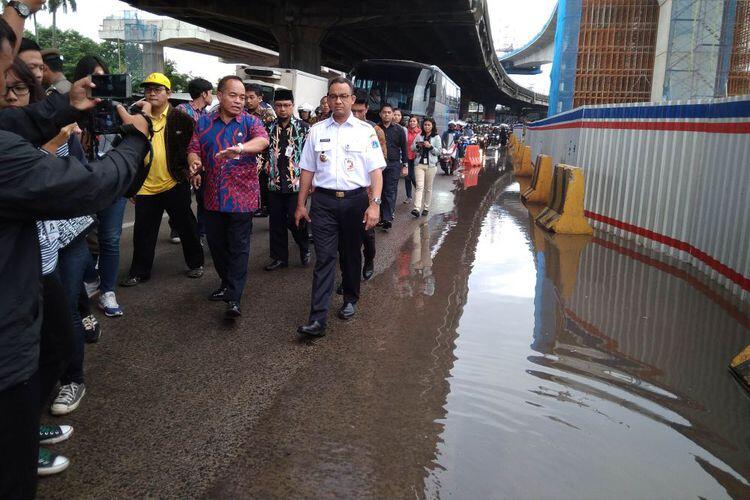 Anies yang Datangi Lokasi Genangan Satu per Satu...