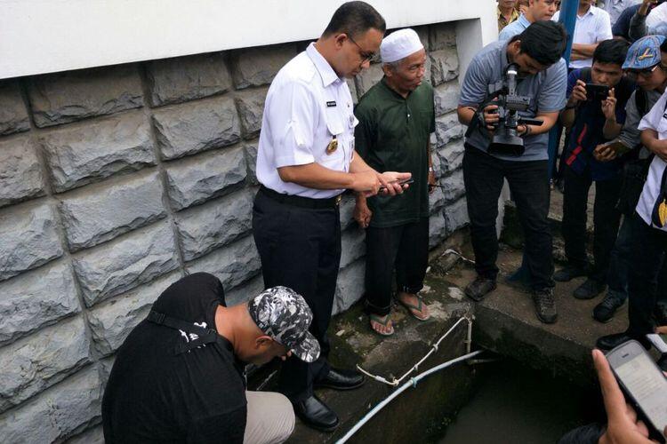 Anies yang Datangi Lokasi Genangan Satu per Satu...