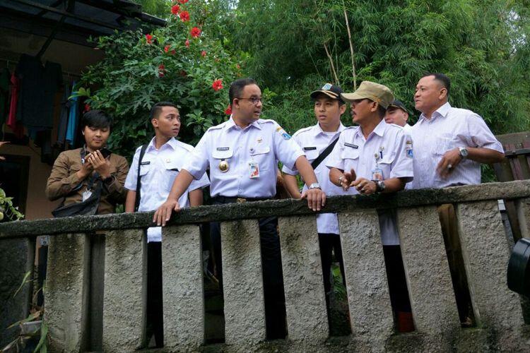 Anies yang Datangi Lokasi Genangan Satu per Satu...