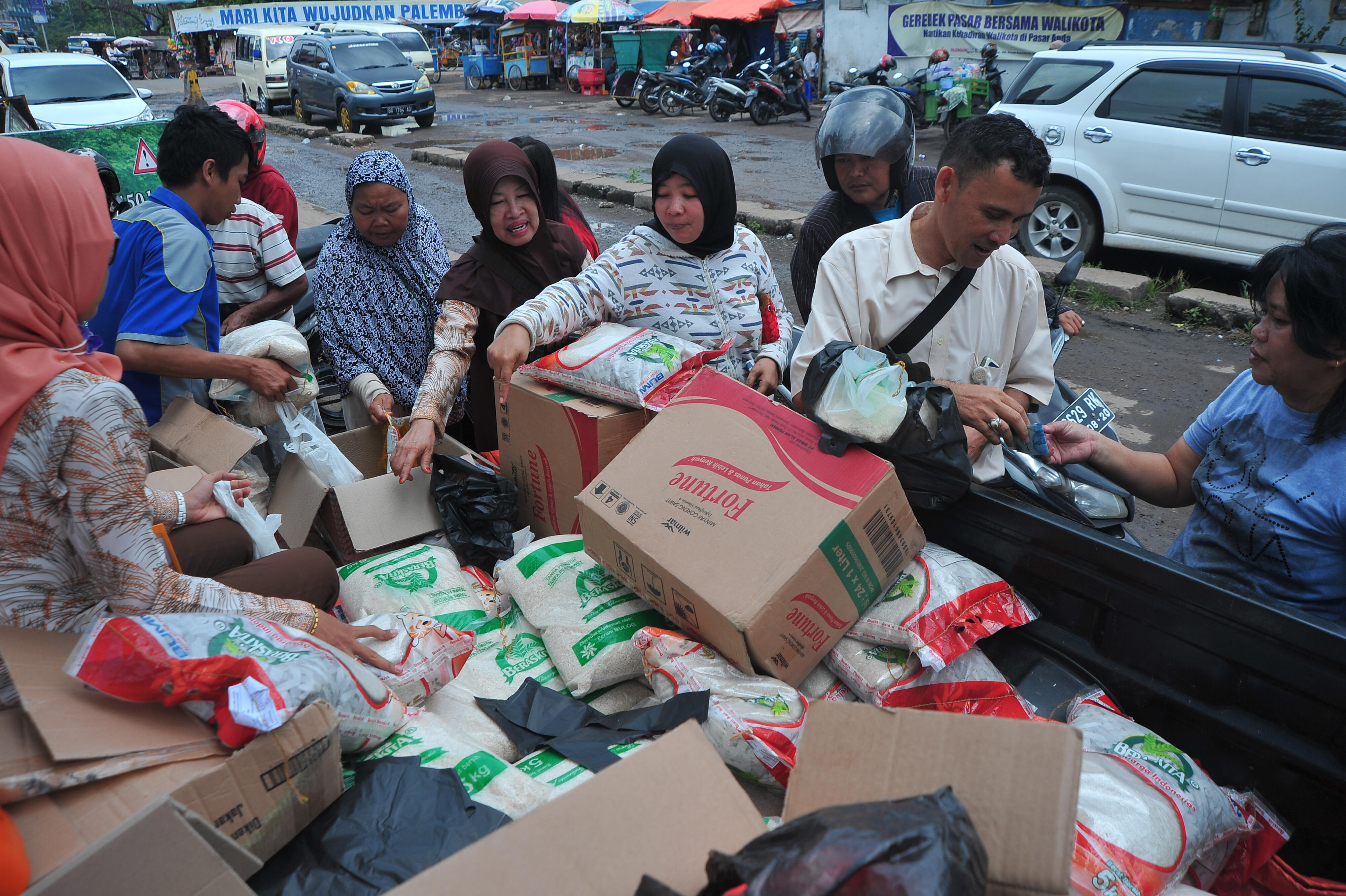 Daerah Giatkan Operasi Pasar