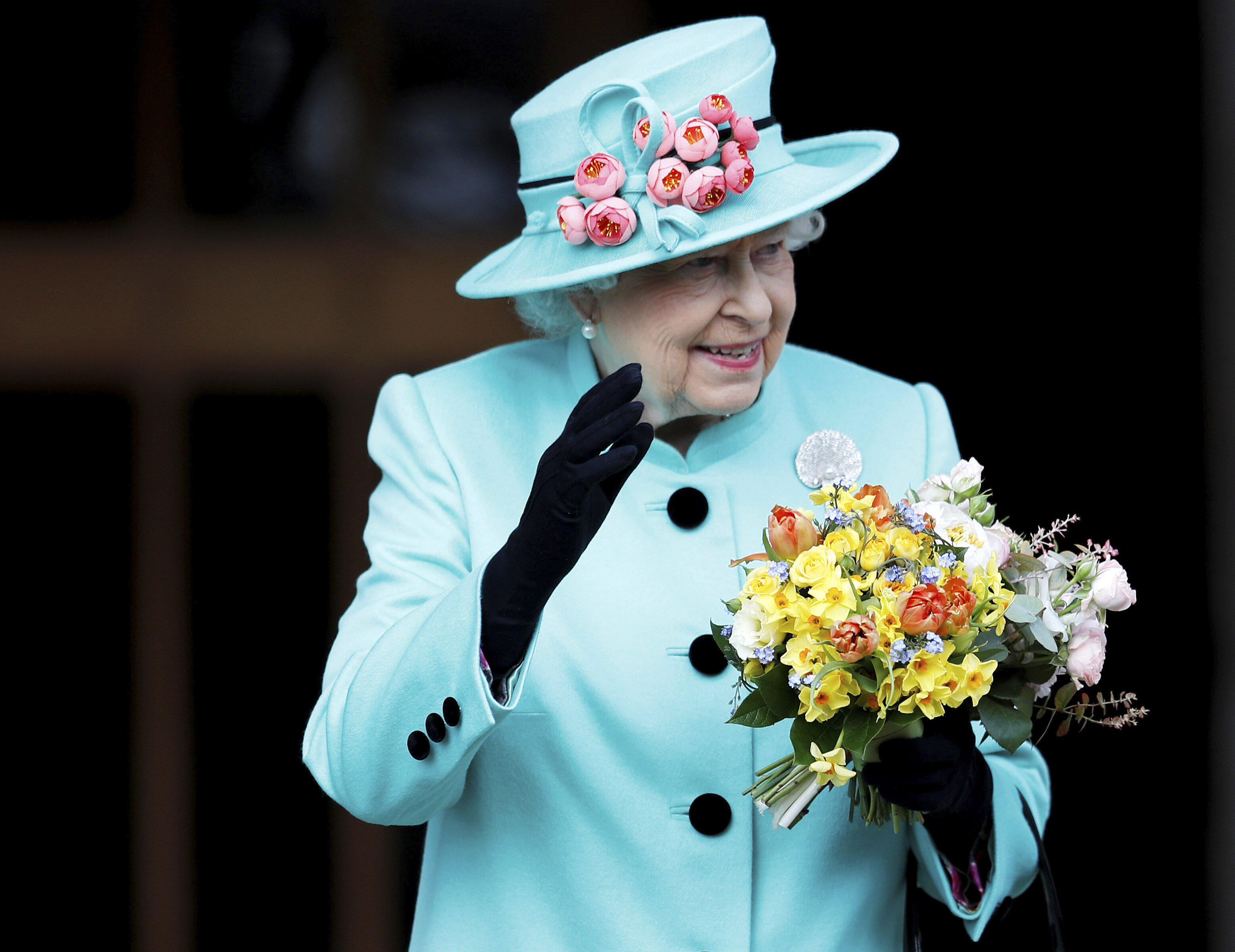 Ratu Elizabeth Kado untuk Karyawan