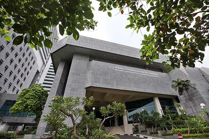Gedung DPRD masih Baru Tembok sudah Melengkung