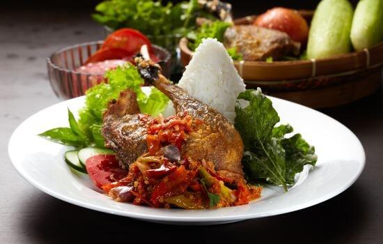 10 Tempat Makan Bebek Enak Dengan Cocolan Sambal Sedap!