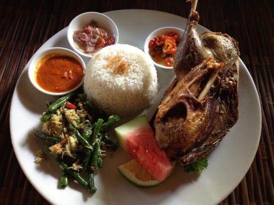 10 Tempat Makan Bebek Enak Dengan Cocolan Sambal Sedap!