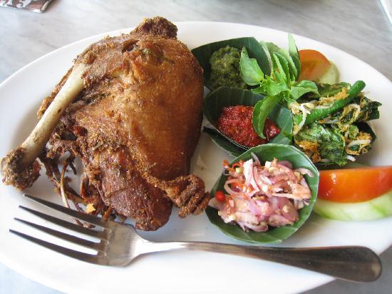 10 Tempat Makan Bebek Enak Dengan Cocolan Sambal Sedap!