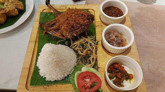 10 Tempat Makan Bebek Enak Dengan Cocolan Sambal Sedap!