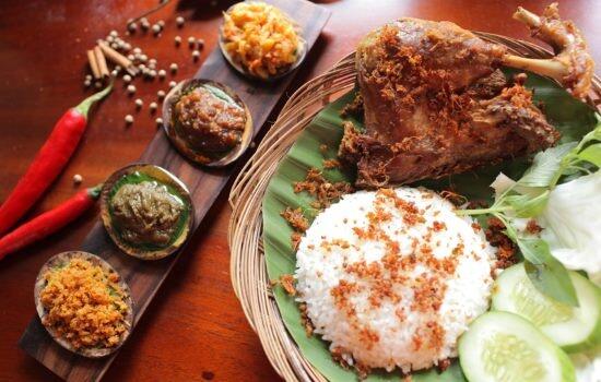 10 Tempat Makan Bebek Enak Dengan Cocolan Sambal Sedap!