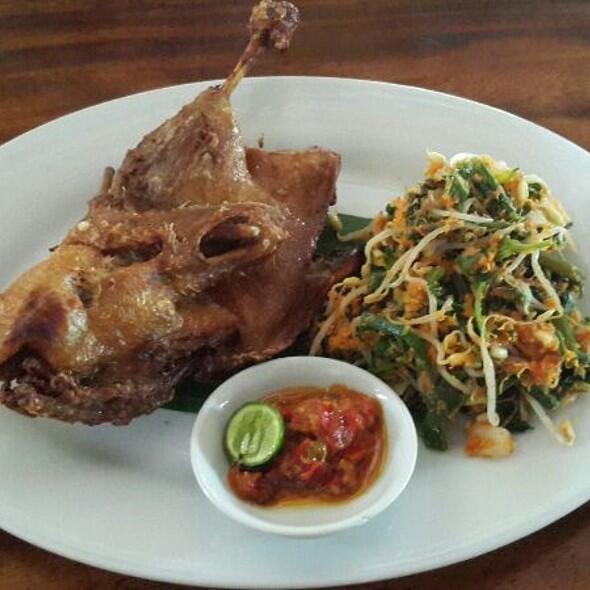 10 Tempat Makan Bebek Enak Dengan Cocolan Sambal Sedap!