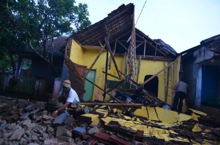 Dua Orang Tewas Akibat Gempa 6,9 SR di Jawa