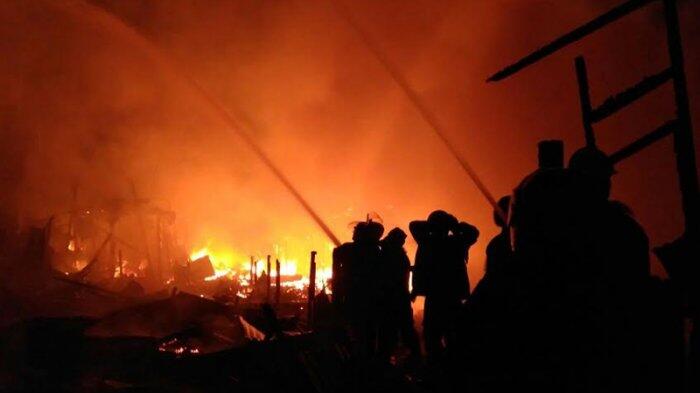 Ratusan Rumah Panggung di Muara Baru Terbakar Sabtu Dini Hari