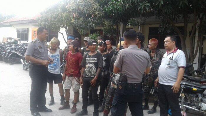 Belasan Anak Jalanan Dihukum Nyanyi Indonesia Raya
