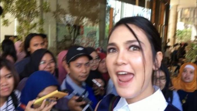 Luna Maya Beberkan Alasan Kepengen Beli Rumah di Amrik