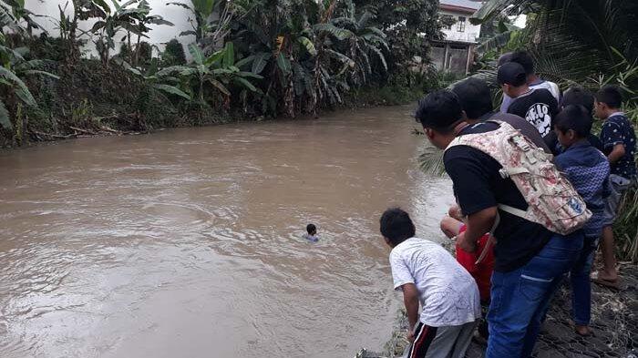 Warga Ceburkan Diri ke Sungai Berhadap Menemukan Koko