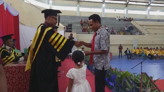 Bikin Haru, Andi Gantikan Almarhum Istrinya Ambil Ijazah Saat Acara Wisuda