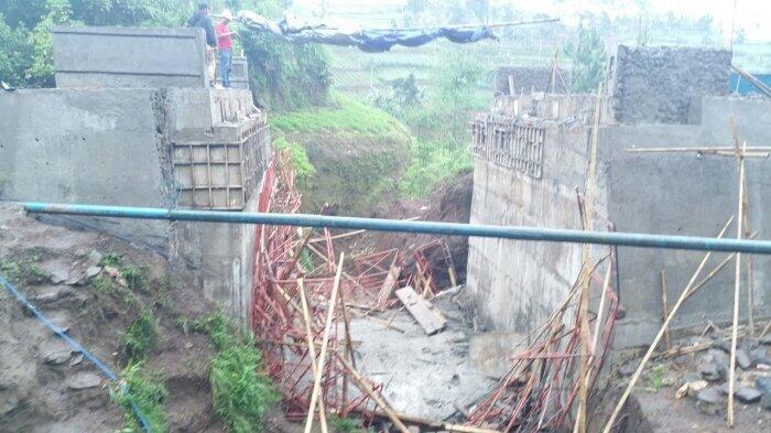 Jembatan Penghubung Tegal-Brebes Ambruk, Begini Nasib Belasan Pekerjanya