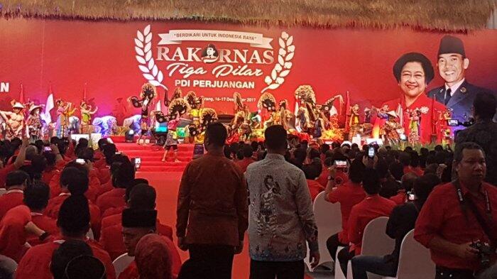 Megawati Gandeng Tangan BJ Habibie Masuk Arena Rakornas PDI Perjuangan