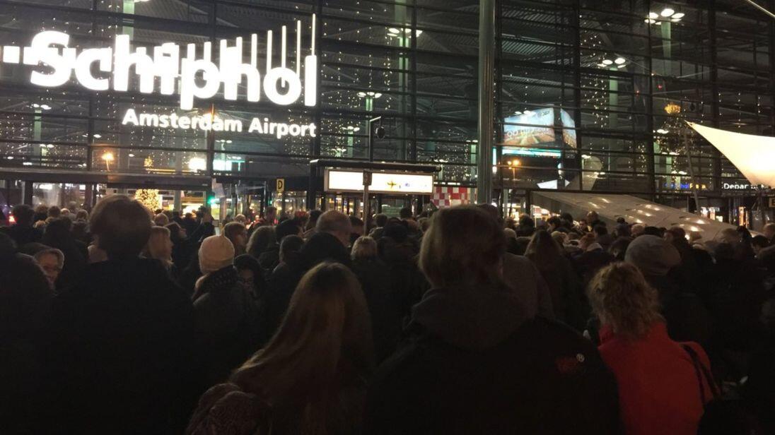 Seorang Pria dengan Pisau ditembak di Bandara Amsterdam