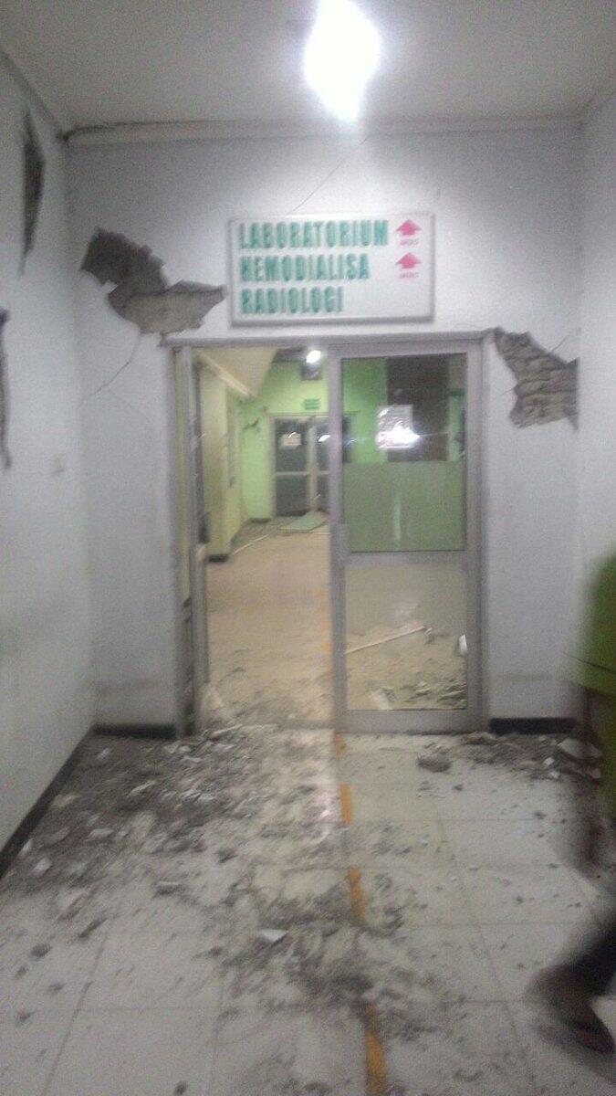 Dinding Bangunan Rumah Sakit Ini Alami Retak-retak