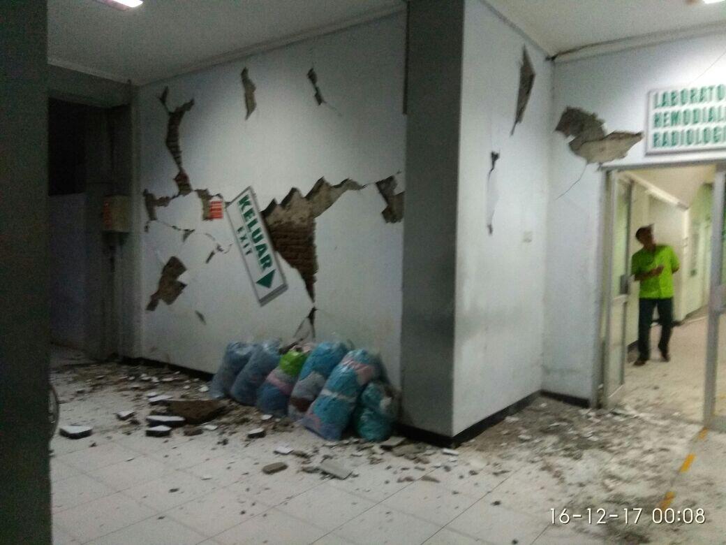 Dinding Bangunan Rumah Sakit Ini Alami Retak-retak