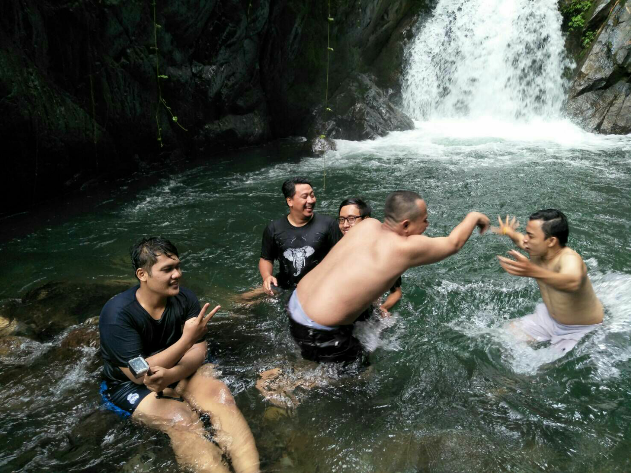 Sekali Mendaki, Dua Tiga Curug Terlampaui #KASKUStravelstory