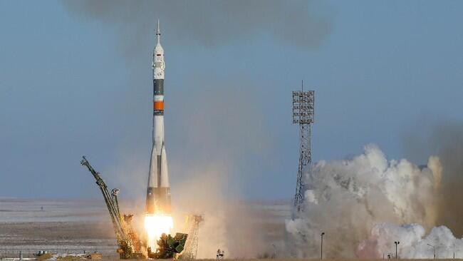 3 Astronot Berhasil diluncurkan