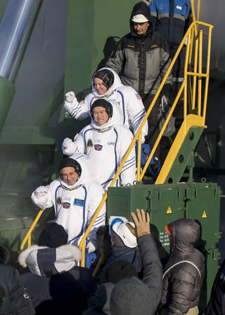 3 Astronot Berhasil diluncurkan