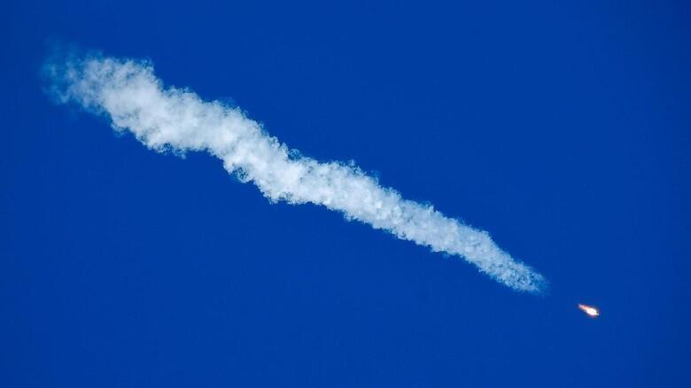 3 Astronot Berhasil diluncurkan