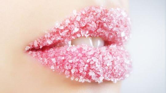 Tips Melembapkan Bibir Dengan Mudah