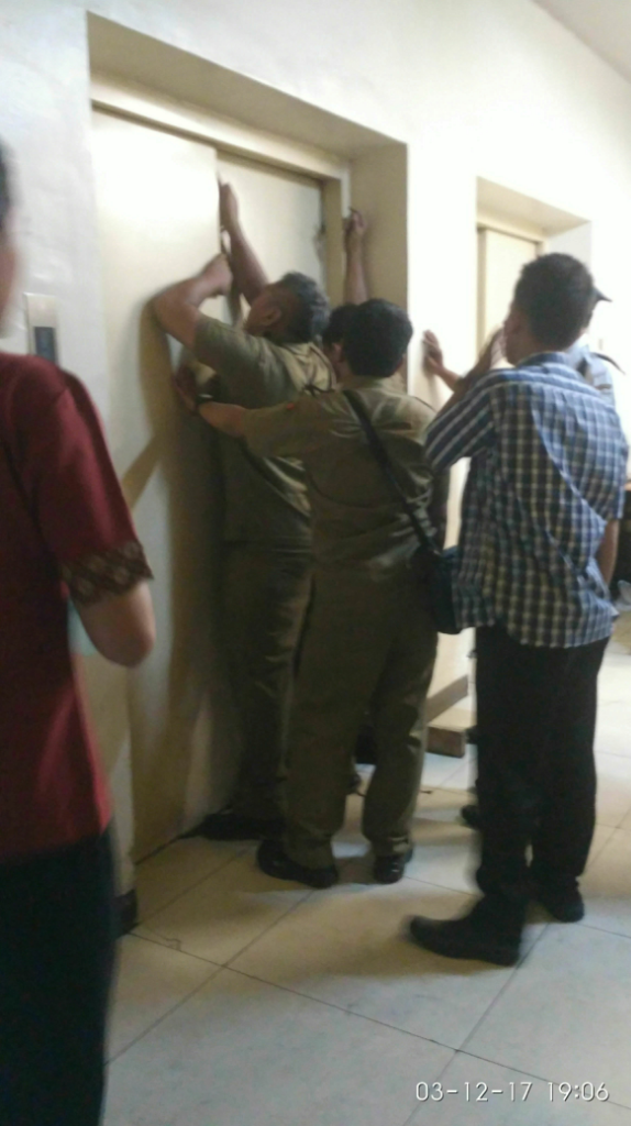 Tragedi Kejebak Lift Macet