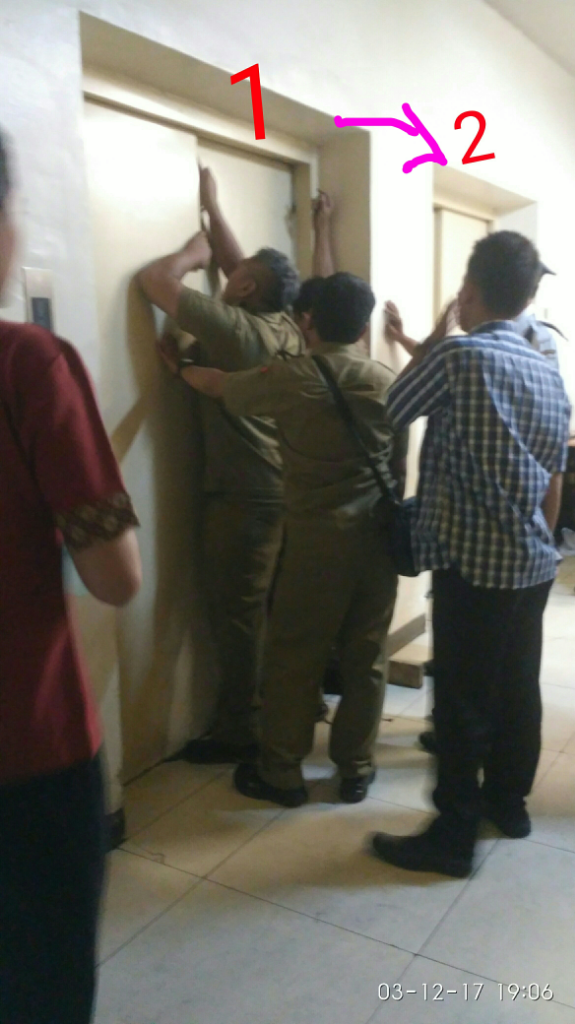 Tragedi Kejebak Lift Macet