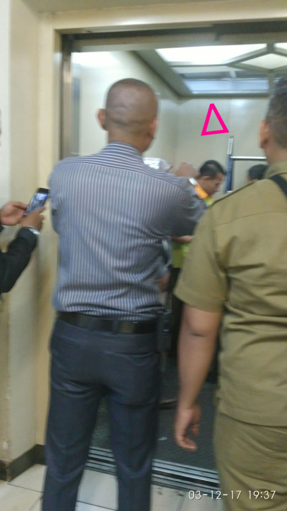 Tragedi Kejebak Lift Macet