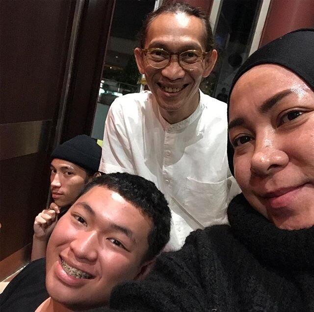 Terharu! Kecupan Anto Hoed Iringi Isak Tangis Melly Goeslaw Pergi ke Palestina