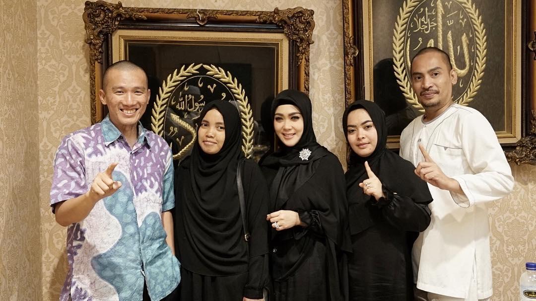 Foto Syahrini bareng Ustaz Felix Siauw ini tuai perdebatan, kenapa ya?