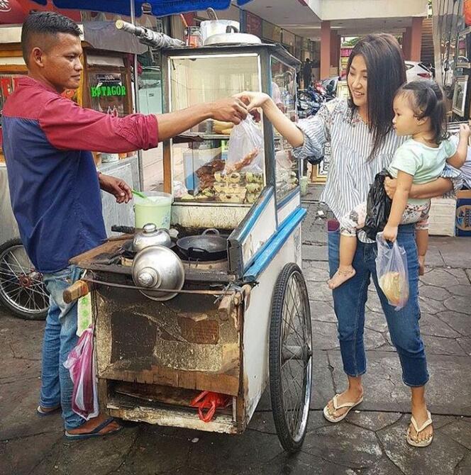 5 Pesohor Ini Tak Gengsi Naik Ojek, Makan di Pinggir Jalan