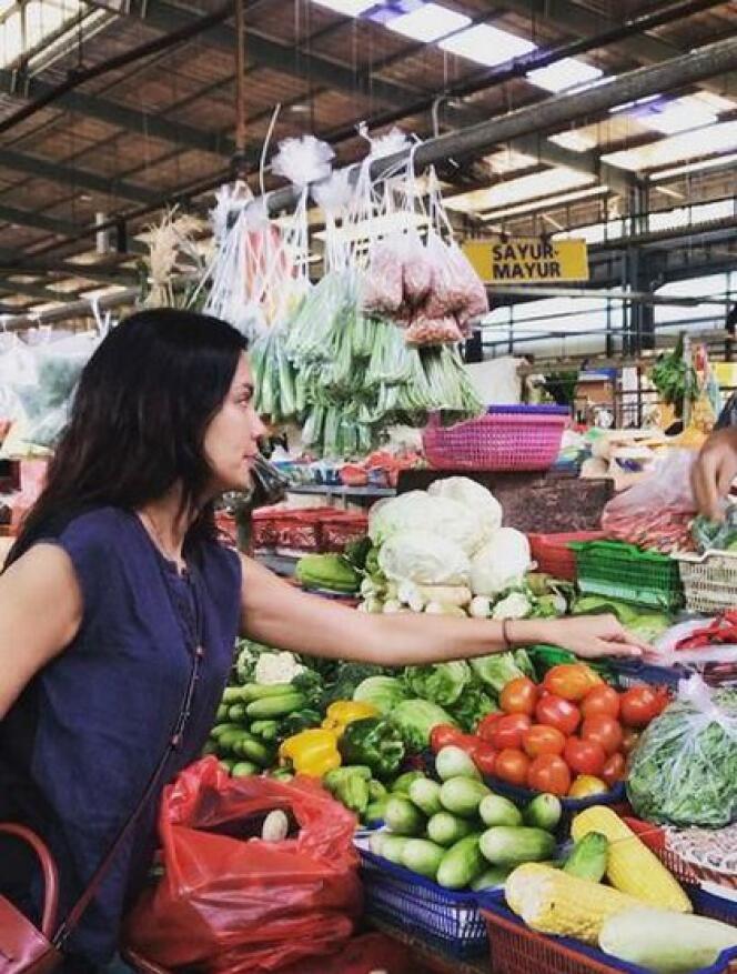 5 Pesohor Ini Tak Gengsi Naik Ojek, Makan di Pinggir Jalan