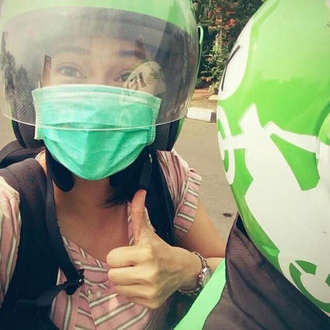 5 Pesohor Ini Tak Gengsi Naik Ojek, Makan di Pinggir Jalan