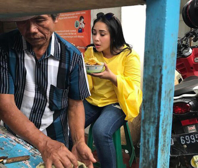 5 Pesohor Ini Tak Gengsi Naik Ojek, Makan di Pinggir Jalan