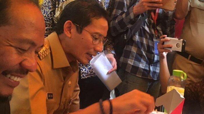 Saat Tangan Sandiaga Belepotan Tepung di Booth OK OCE Sabana Fried Chicken