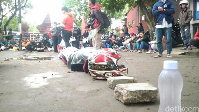 Miris! Helm Hingga Sandal Ikut Antre Demi Sekeping e-KTP di Cirebon